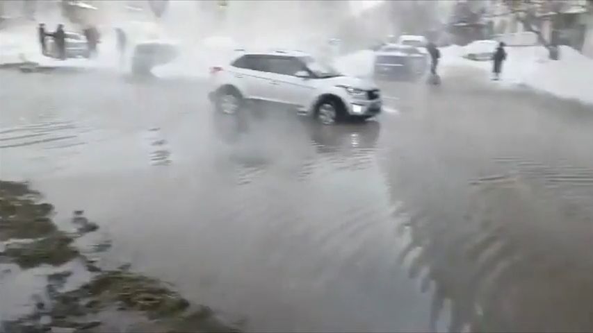 Video ze zaplaveného Novosibirsku. Prasklo potrubí, lidé zůstali bez tepla